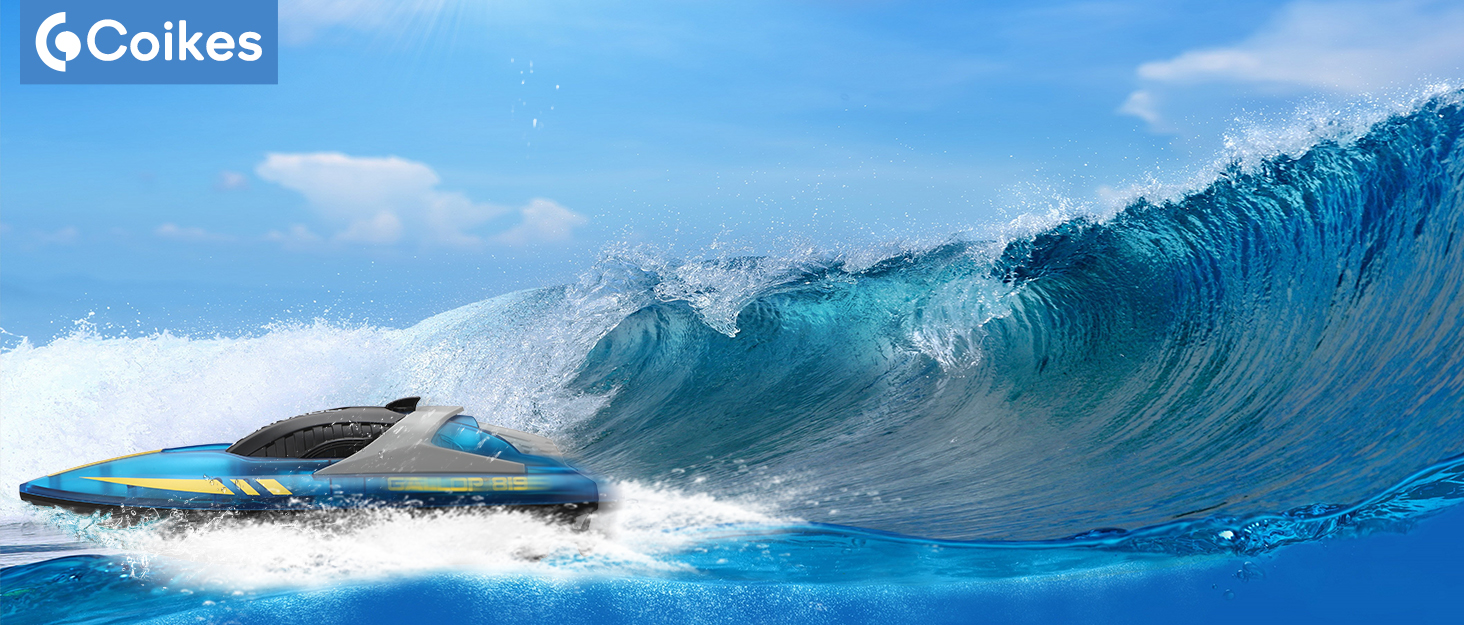 Moto acuática surcando una gran ola del océano, con el logotipo de «Goikes» en la esquina